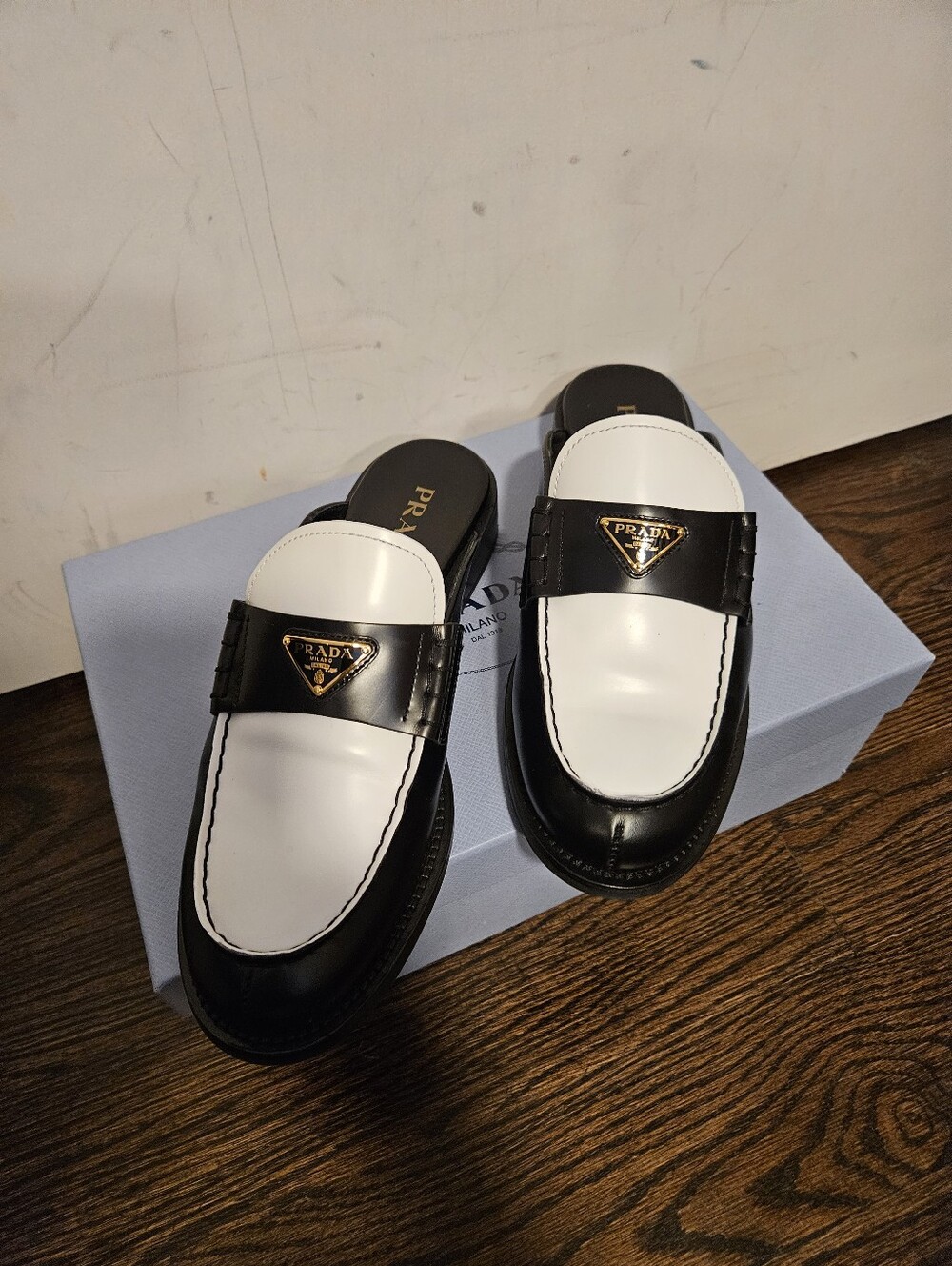 $1,200 Prada Brushed Leather Bi-color Triangle Logo Loafer Mule EU 39 US 9 BNIB - Picture 2 of 9